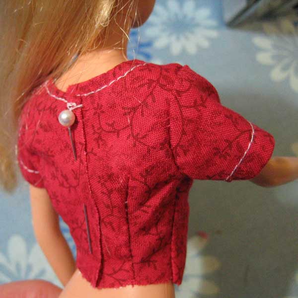 Vista posterior de diseño del vestido de Barbie con dardos en