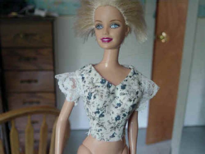 vista del diseño, corpiño de encaje floral completado para Barbie 