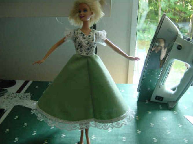 Vestido de Barbie con flores y falda verde con bordes de encaje de patrones para imprimir gratis para coser a ti mismo